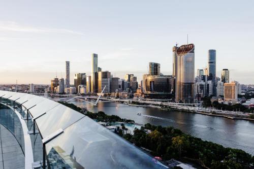 vistas a una ciudad con un puente y un río en Emporium Hotel South Bank en Brisbane