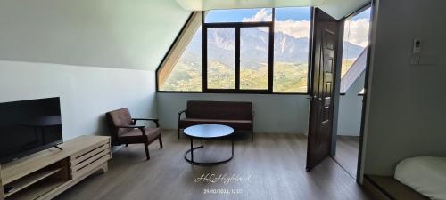 A television and/or entertainment centre at Highland Homestay Kundasang