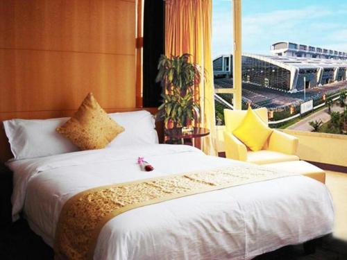 een slaapkamer met een groot bed en een raam bij Golden Central Hotel Shenzhen in Shenzhen