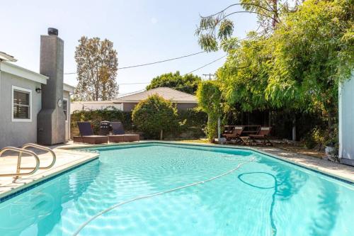 uma piscina num quintal com uma casa em Newly Furnished Pool House em Los Angeles