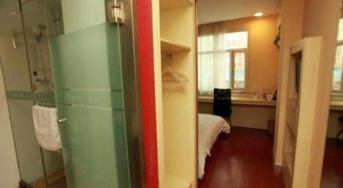 una puerta abierta a una habitación con dormitorio en Hanting Hotel Chengdu Kuanzhai Alley en Chengdú