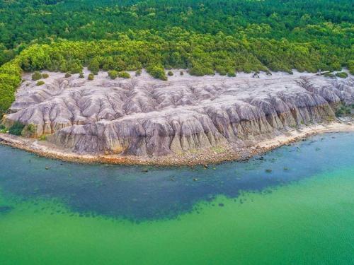 une vue aérienne sur une île rocheuse dans l'eau dans l'établissement 6 person holiday home in Hasle, à Hasle