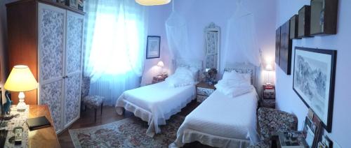 1 dormitorio con 2 camas y ventana en Teapot House en Perugia