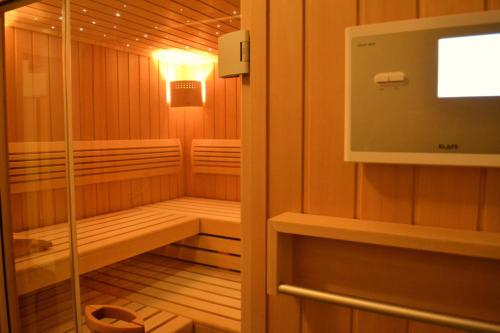 een sauna met een televisie in een kamer bij City Hotel Ost am Kö in Augsburg