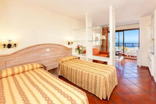 Cette chambre dispose de deux lits et d'un balcon. dans l'établissement Apartamentos Masaru, à Puerto de la Cruz