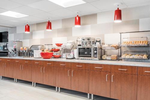 Una cocina o kitchenette en Ramada by Wyndham Minneapolis Golden Valley