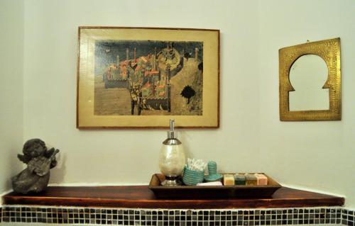 a room with a table with a picture on the wall at Ipazia House in Genova