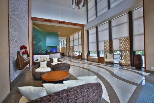 A television and/or entertainment centre at Best Western Plus The Ivywall Hotel - Palawan