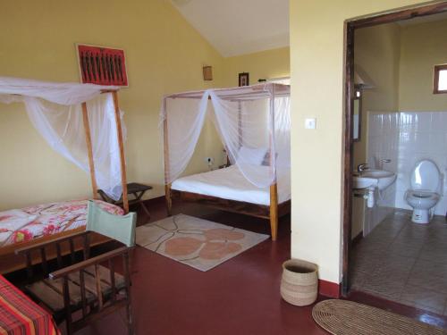 Een badkamer bij African Sunrise Lodge and Campsite