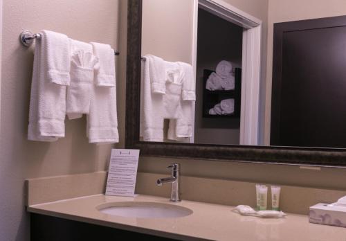 y baño con lavabo, espejo y toallas. en Staybridge Suites Austin North - Parmer Lane, an IHG Hotel, en Austin