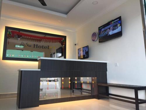 sala de estar con TV y chimenea en Hi Star Hotel en Sitiawan