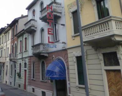 un edificio con un cartello sul lato di una strada di Hotel Rallye a Milano