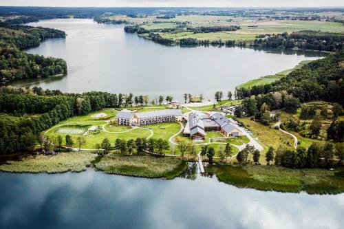 uma vista aérea de uma casa numa ilha num lago em Hotel Marina Club em Olsztyn