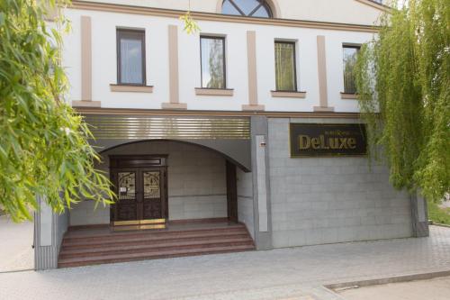 een gebouw met een bord dat zondvloed leest bij Boutique Hotel Deluxe in Kamjanets-Podilsky