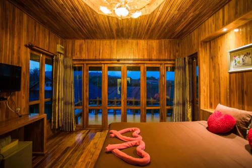 um quarto com uma cama com duas cobras em Tarahill Khao Kho em Khao Kho