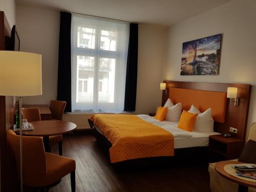 เตียงในห้องที่ Hotel Amber Altstadt