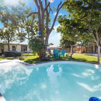 Dior Lake Front Villa With Infinity Pool & Hot Tub, hotel dicht bij: Luchthaven Opa-locka - OPF, Miami Gardens