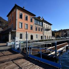 Residenza di Prestigio In Riva al Lago Marone Primo Piano