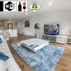 1 Bdrm Close Airport/Shops, WIFI, NETFLIX, PARKING