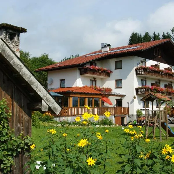 Biobauernhof Nussbaumer, hotel v destinaci Nussdorf am Attersee