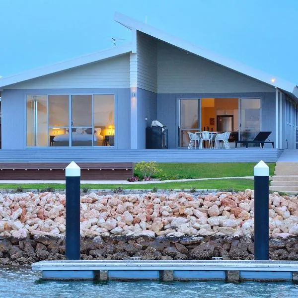 The Carnarvon Luxury Canal Home, hótel í Carnarvon