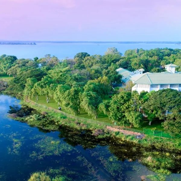 Hotel Sudu Araliya โรงแรมในKalukelebe