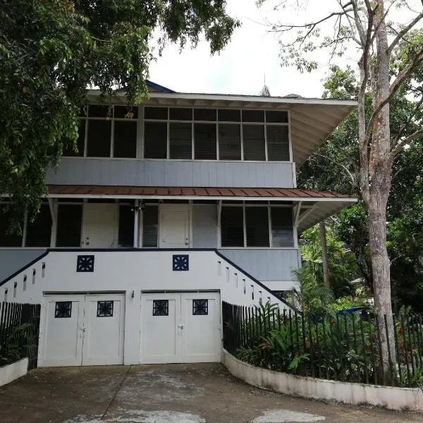 Casa completa en Gamboa, Canal de Panamá โรงแรมในกัมโบอา