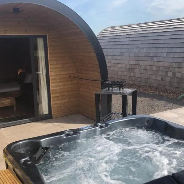 Superior Glamping Pod with Hot Tub, хотел в Рънкорн