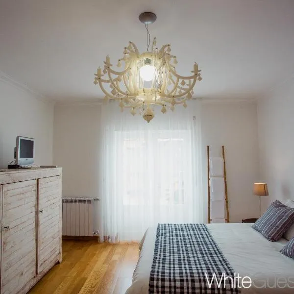 White Guest House, отель в Пениши