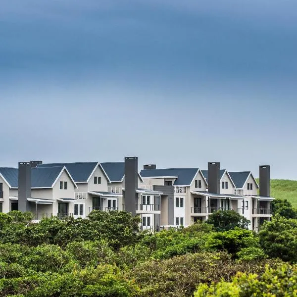 Apartments on The Eighteenth at Prince's Grant Golf Estate, hotel sa Zinkwazi Beach