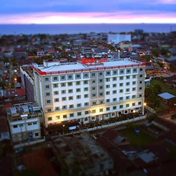 Rocky Plaza Hotel Padang, hotel a Lubukbargalung