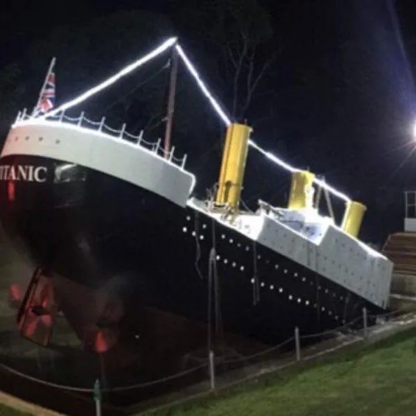 Titanic Park, hotel di Suan Phung