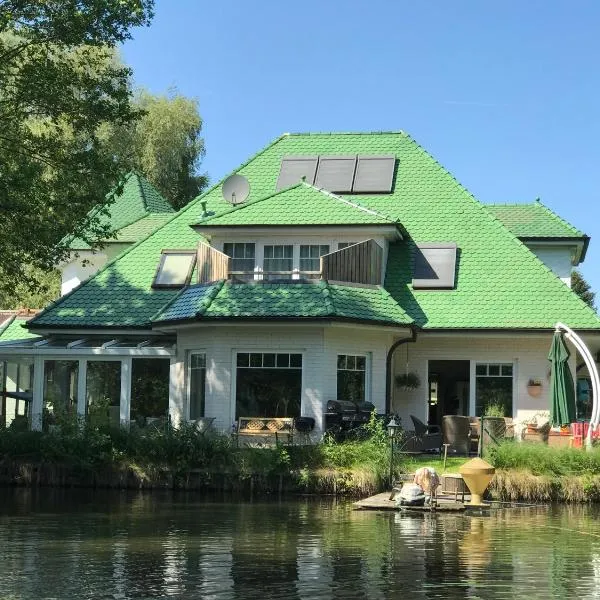 Moderne Maisonette-Wohnung am Karpfenteich; modern Apartment with view of the carp pond โรงแรมในควิกบอร์น