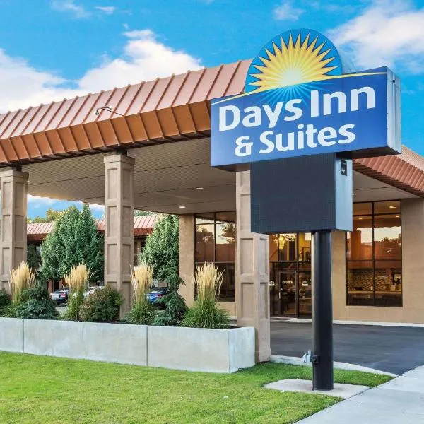 Days Inn & Suites by Wyndham Logan, hotel v mestu Logan