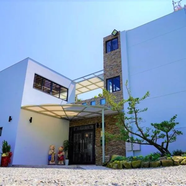 MTNY Hotel, hotel a Lugu