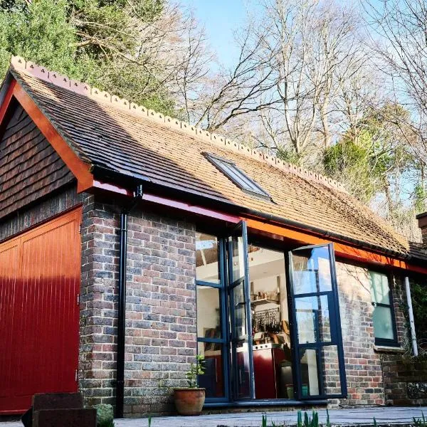 브라이턴앤호브에 위치한 호텔 Tiny Cottage with Terrace & Parking, Central Lewes