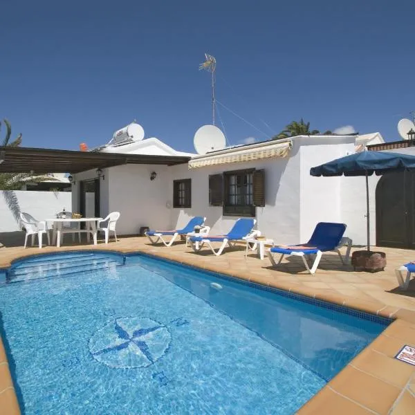 2 bedroom villa 'The Bungalow' with private heated pool., hótel í Puerto del Carmen