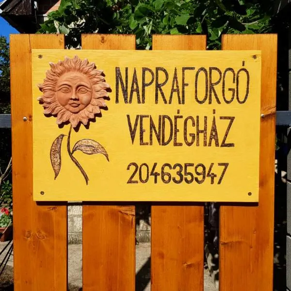 Napraforgó Vendégház, отель в городе Гардонь