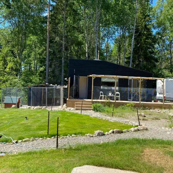 Tiny house in the middle of nature, hotel a Värmdö