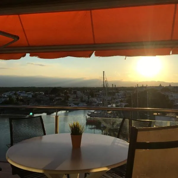 Vue Panoramique sur la Mediterrannée, appartement sur canal & proche plage, hotel em Roses