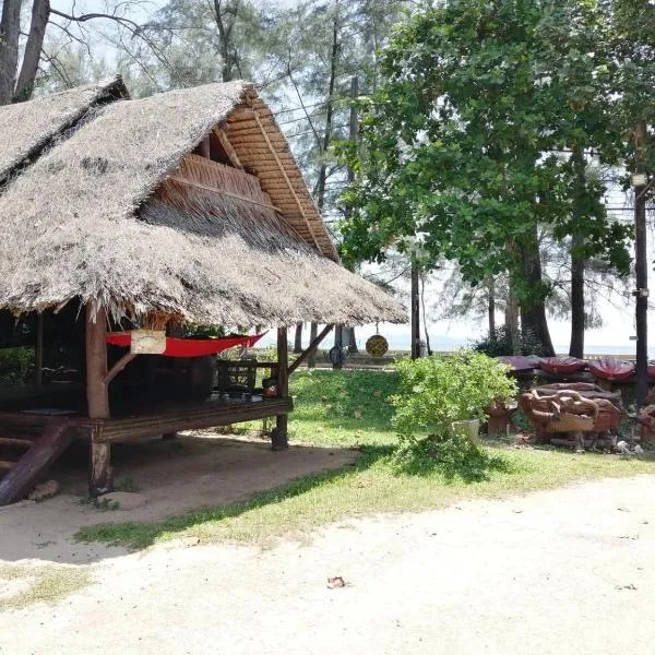 Fisherman's Hut , ขนำชาวเลโฮมสเตย์ โรงแรมในปากเมง