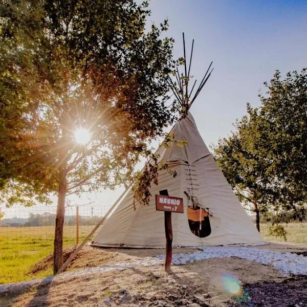 Residence Safari Resort - Teepee Village, хотел в Borovany