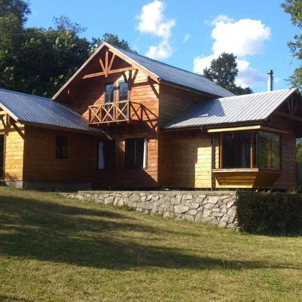 Cabañas Los Canelos Pucon, Hermosa Granja de 20 hectaréas a orillas del Río Liucura, hotell i Pucón