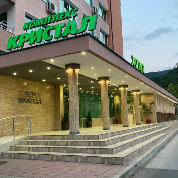 Hotel Kristal, מלון בקירקובו