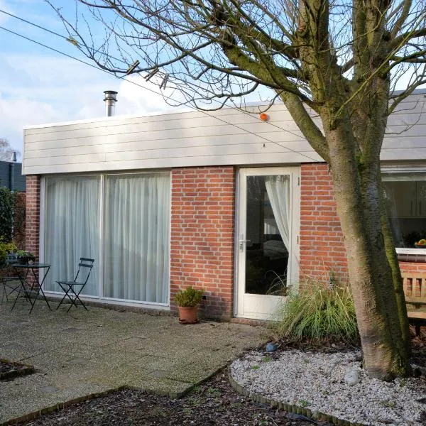 Modern bungalow in South Holland, hotel u gradu Nordvajkerhaut