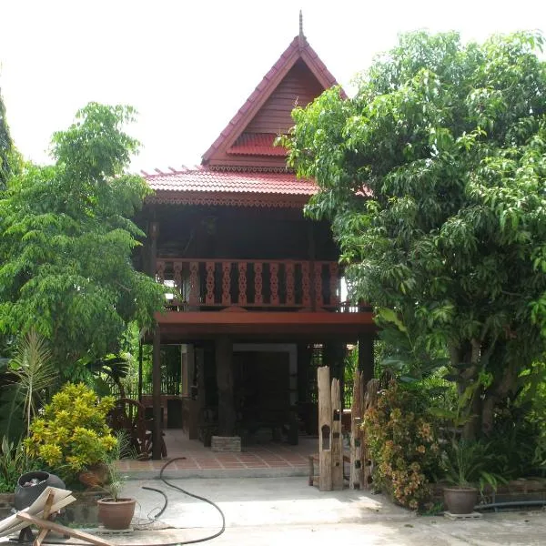 Teak house Chiang Mai, hotel en Lamphun