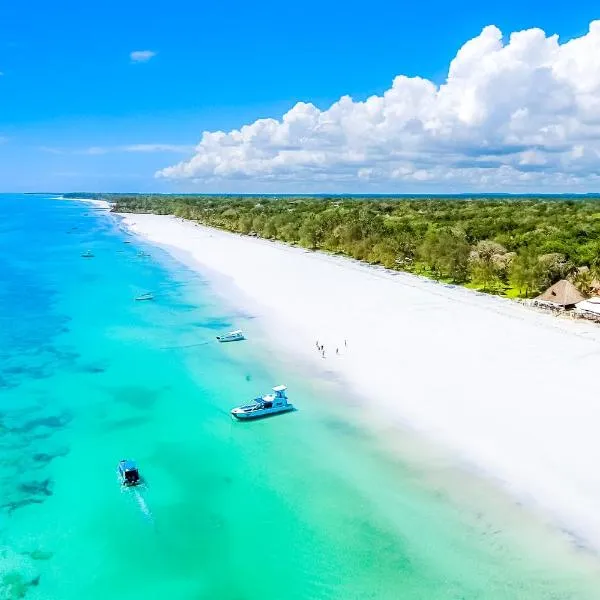 Nomad Beach Resort, hotel em Praia de Diani