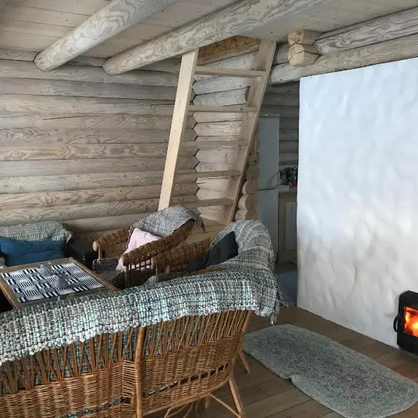 Romantic stay at loghouse VäikeTeeMaja, хотел в Tutermaa