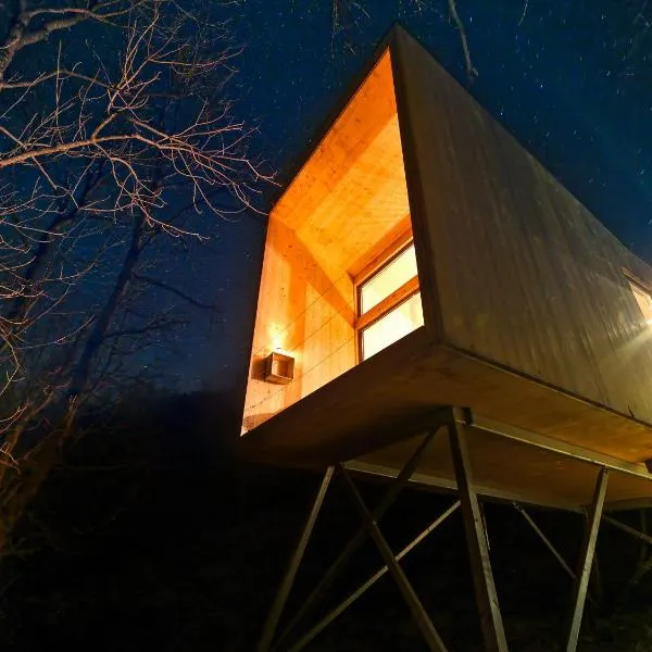 Treehut, nature, birds, silence and fjord: Øystese şehrinde bir otel