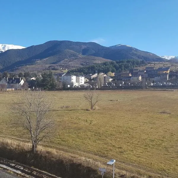 Loft mansardé du train jaune avec vue sur les montagnes, khách sạn ở Font-Romeu